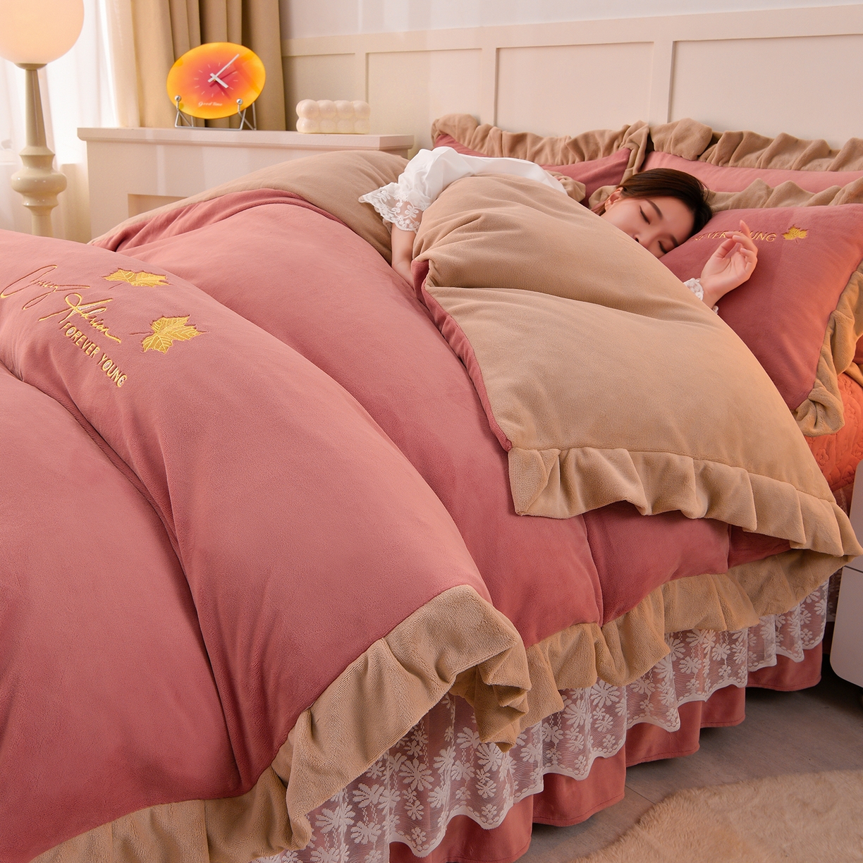 91家纺网 家纺一手货源 找家纺 湘雪家居  2025新款高克重纯色刺绣牛奶绒床盖款钟爱系列四件套-提供买家秀 钟爱款-浅豆沙
