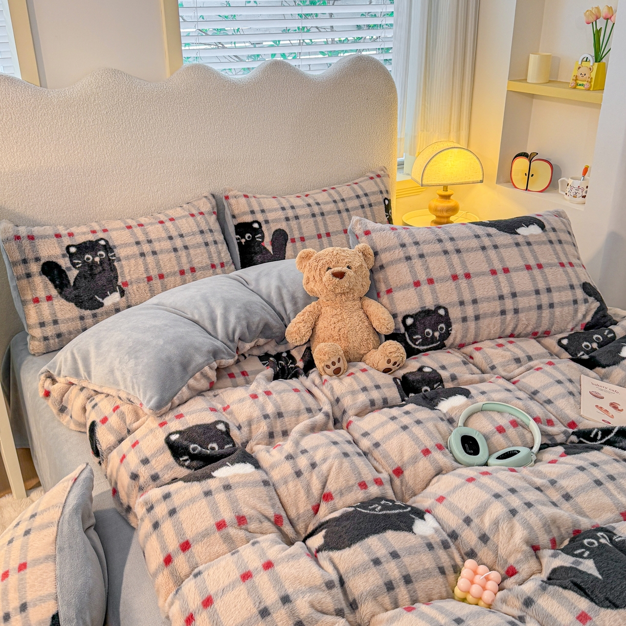 91家纺网 家纺一手货源 找家纺 KA家纺 2025新款冬高克重兔毛牛奶绒四件套 英伦小猫