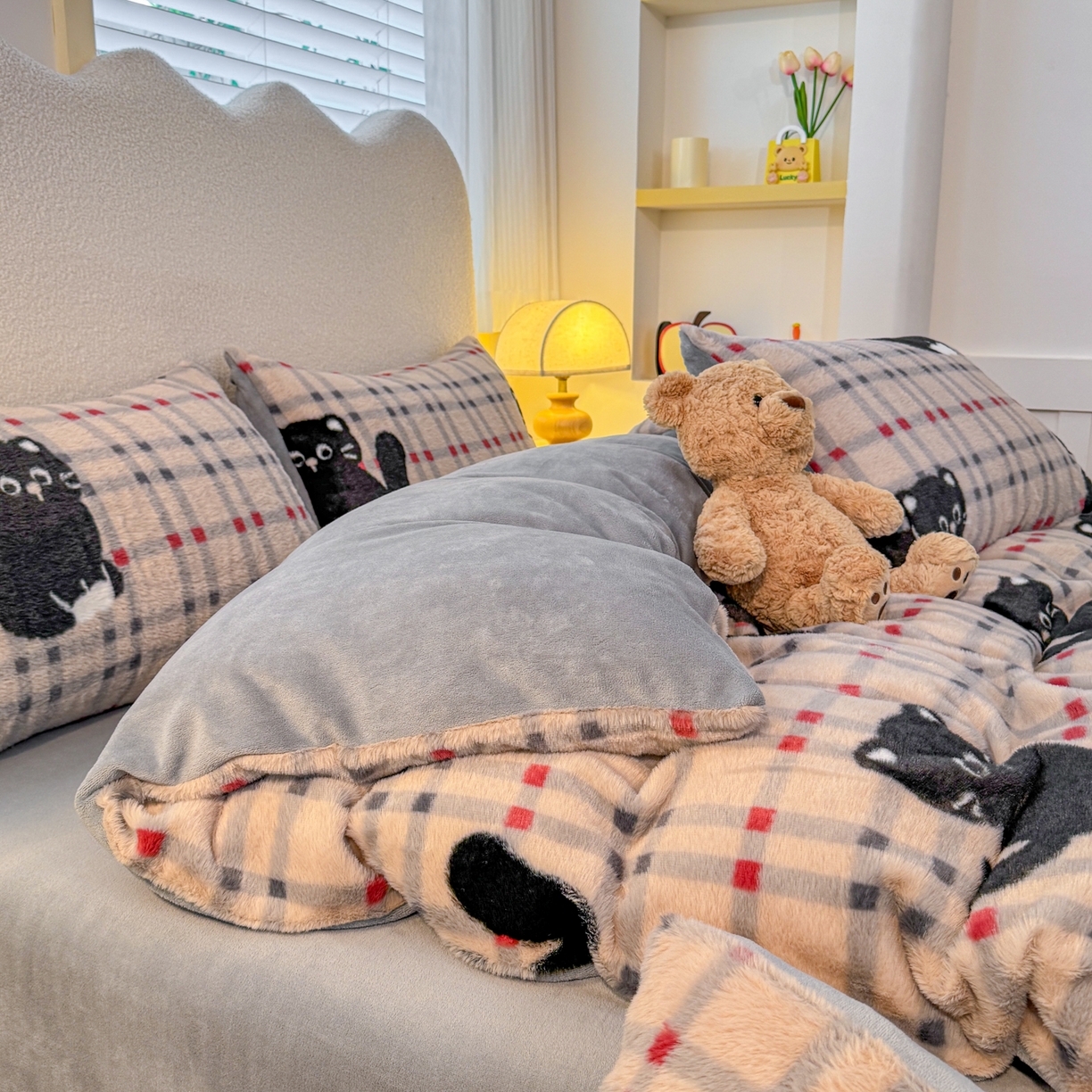 91家纺网 家纺一手货源 找家纺 KA家纺 2025新款冬高克重兔毛牛奶绒四件套 英伦小猫