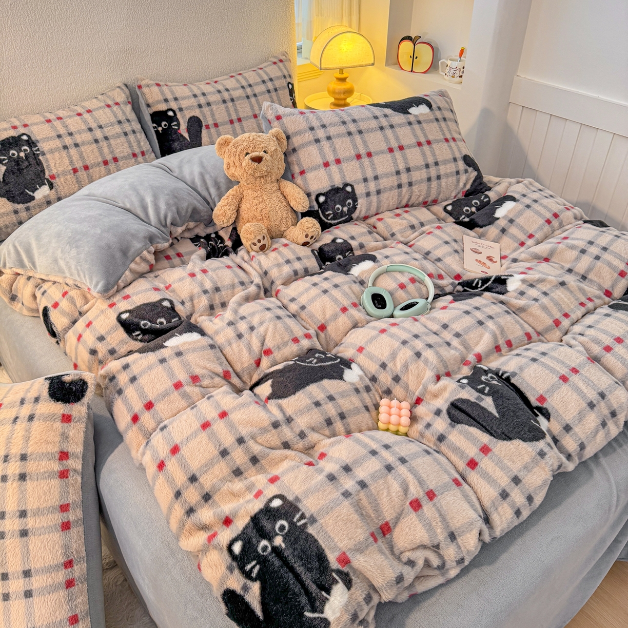 91家纺网 家纺一手货源 找家纺 KA家纺 2025新款冬高克重兔毛牛奶绒四件套 英伦小猫