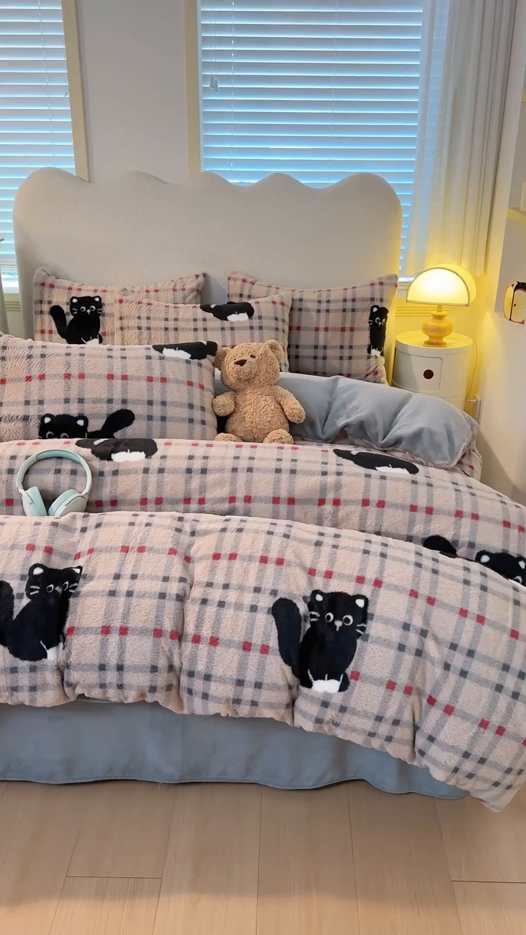 91家纺网 家纺一手货源 找家纺 KA家纺 2025新款冬高克重兔毛牛奶绒四件套 英伦小猫