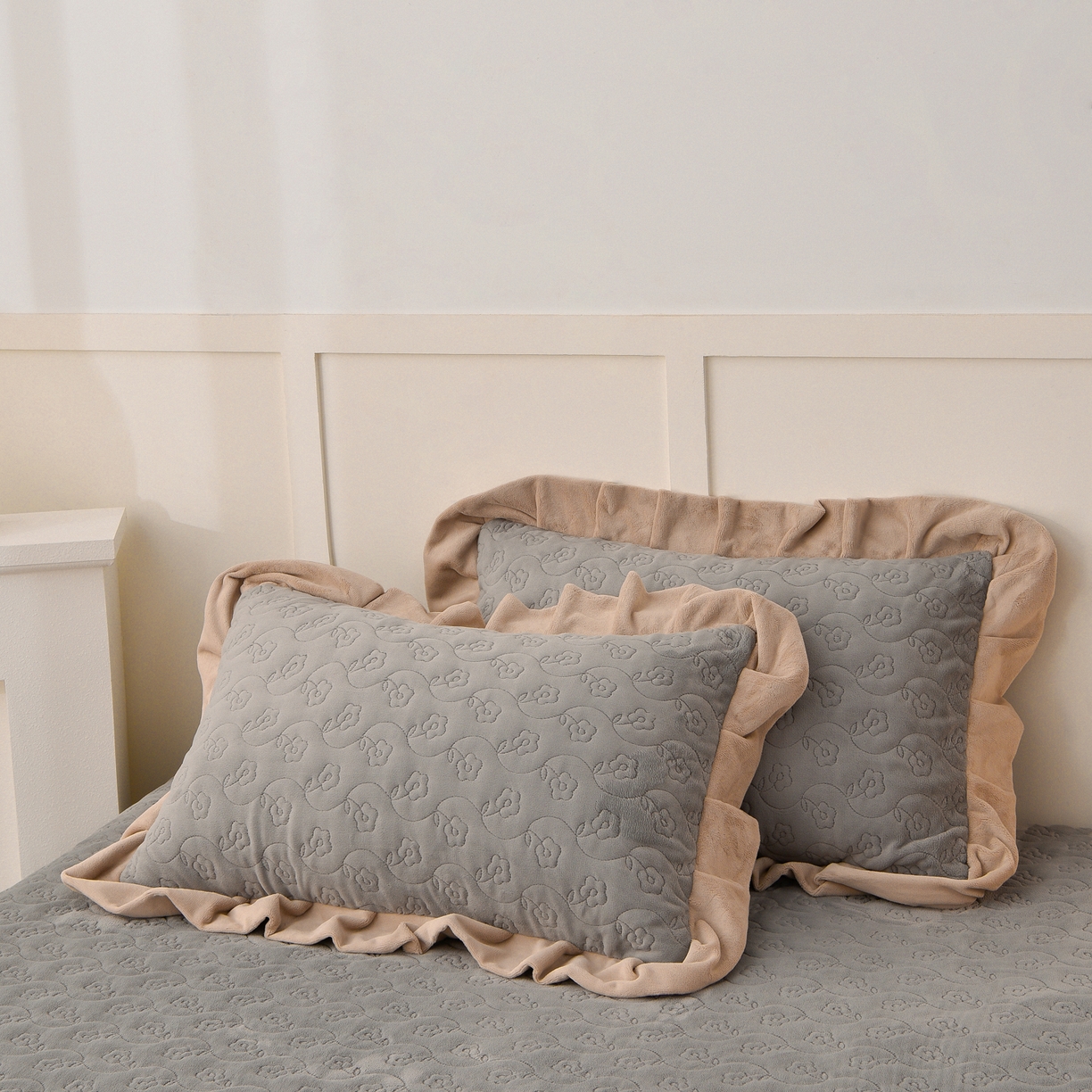 91家纺网 家纺一手货源 找家纺 湘雪家居  2025新款高克重纯色刺绣牛奶绒床盖款钟爱系列四件套-提供买家秀 钟爱款-浅灰色