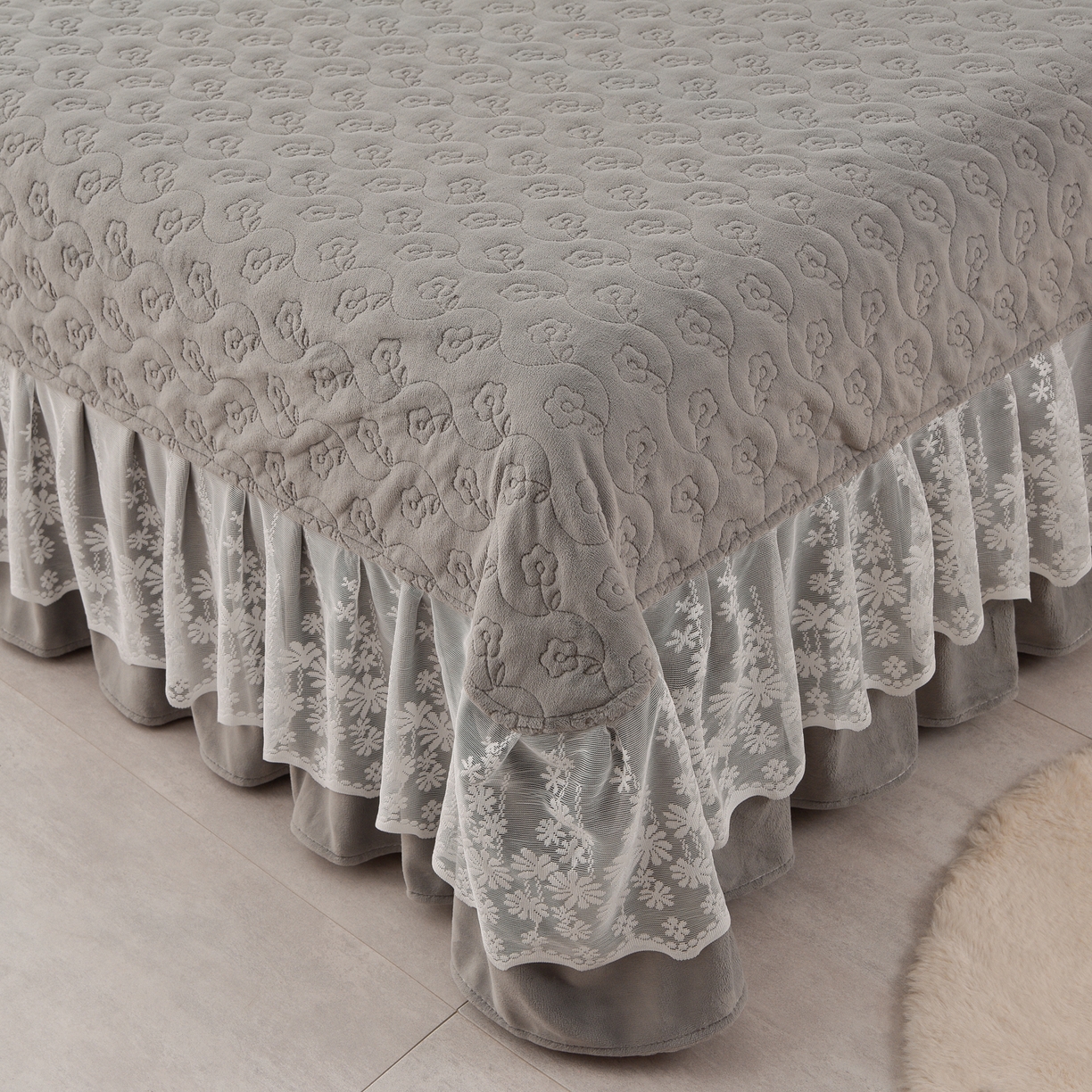 91家纺网 家纺一手货源 找家纺 湘雪家居  2025新款高克重纯色刺绣牛奶绒床盖款钟爱系列四件套-提供买家秀 钟爱款-浅灰色