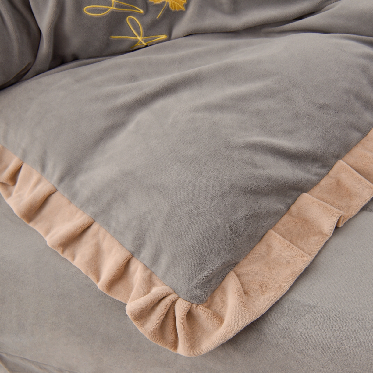 91家纺网 家纺一手货源 找家纺 湘雪家居  2025新款高克重纯色刺绣牛奶绒床盖款钟爱系列四件套-提供买家秀 钟爱款-浅灰色