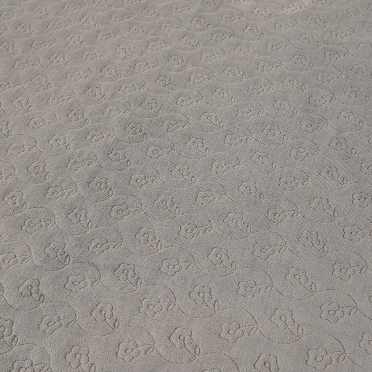 91家纺网 家纺一手货源 找家纺 湘雪家居  2025新款高克重纯色刺绣牛奶绒床盖款钟爱系列四件套-提供买家秀 钟爱款-浅灰色