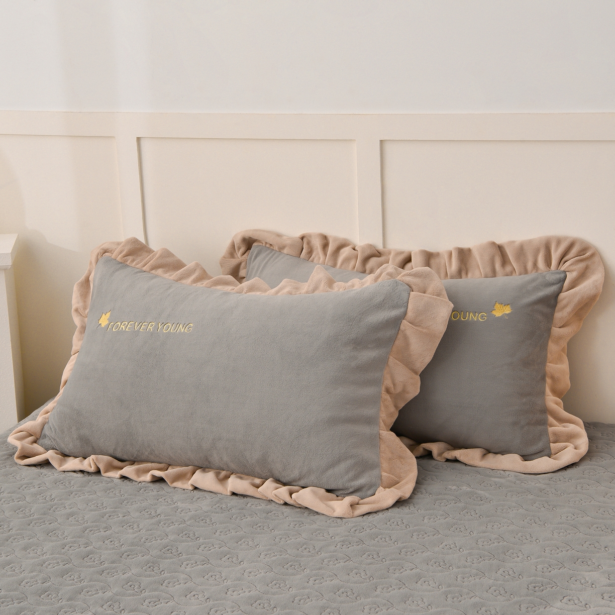 91家纺网 家纺一手货源 找家纺 湘雪家居  2025新款高克重纯色刺绣牛奶绒床盖款钟爱系列四件套-提供买家秀 钟爱款-浅灰色