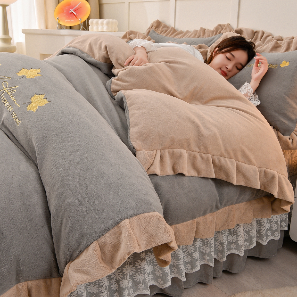 91家纺网 家纺一手货源 找家纺 湘雪家居  2025新款高克重纯色刺绣牛奶绒床盖款钟爱系列四件套-提供买家秀 钟爱款-浅灰色