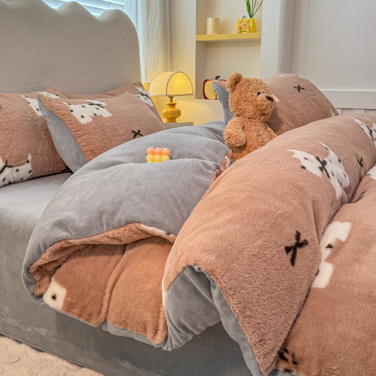 91家纺网 家纺一手货源 找家纺 KA家纺 2025新款冬高克重兔毛牛奶绒四件套 波点狗