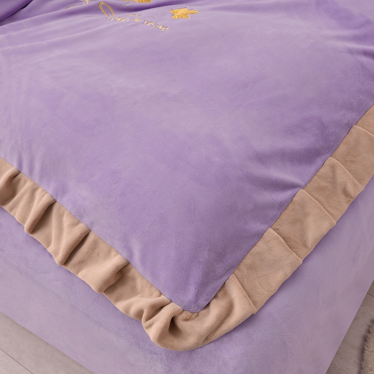 91家纺网 家纺一手货源 找家纺 湘雪家居  2025新款高克重纯色刺绣牛奶绒床盖款钟爱系列四件套-提供买家秀 钟爱款-熏韵紫