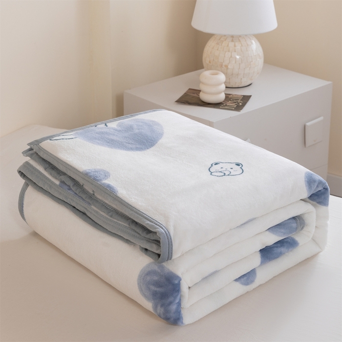 91家纺网 家纺一手货源 找家纺 梵心 2025新款云貂绒毛毯法兰绒毛毯牛奶绒毛毯爆款盖毯直播跨境专供-可定制克重  爱心熊