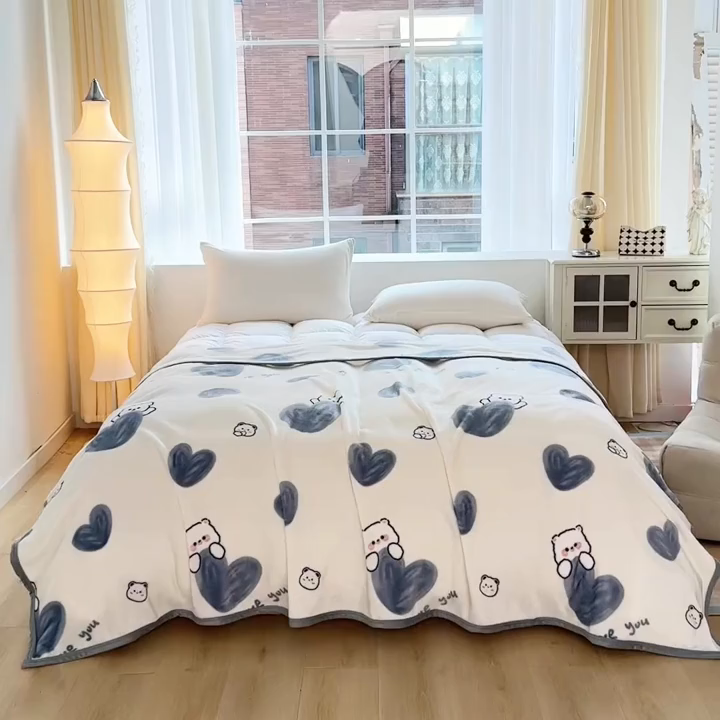 91家纺网 家纺一手货源 找家纺 梵心 2025新款云貂绒毛毯法兰绒毛毯牛奶绒毛毯爆款盖毯直播跨境专供-可定制克重  爱心熊