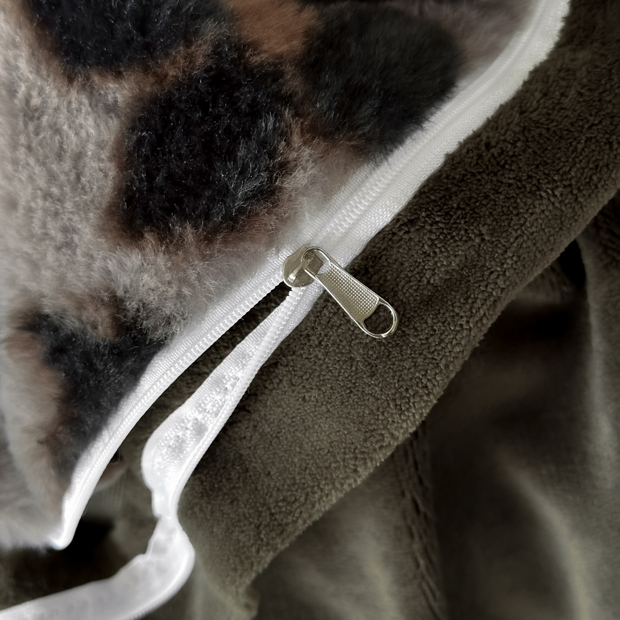 91家纺网 家纺一手货源 找家纺 金阳光家纺 2025新款美拉德高克重兔绒牛奶绒床盖款四件套 蝴蝶豹纹灰