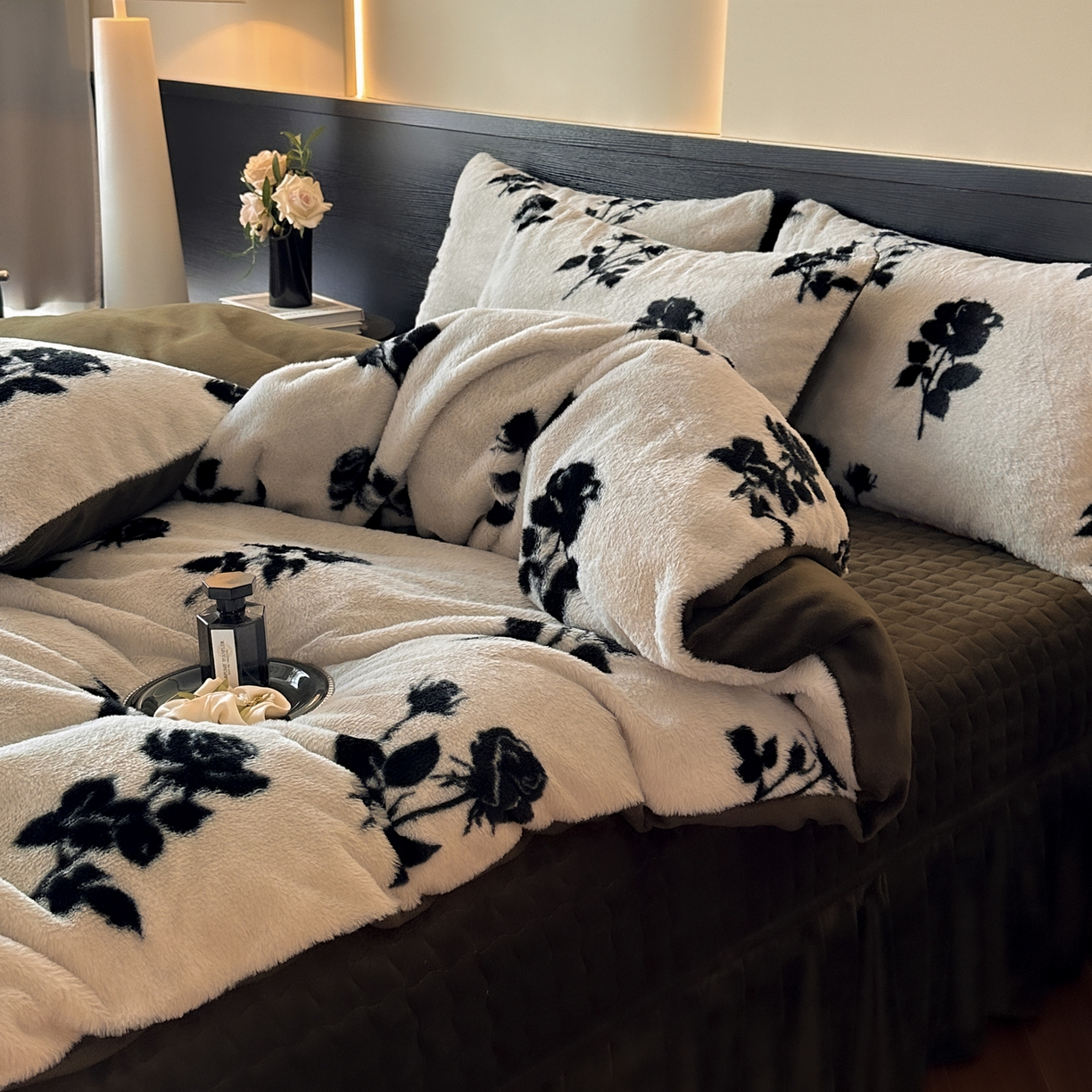 91家纺网 家纺一手货源 找家纺 金阳光家纺 2025新款美拉德高克重兔绒牛奶绒床盖款四件套 玫瑰白