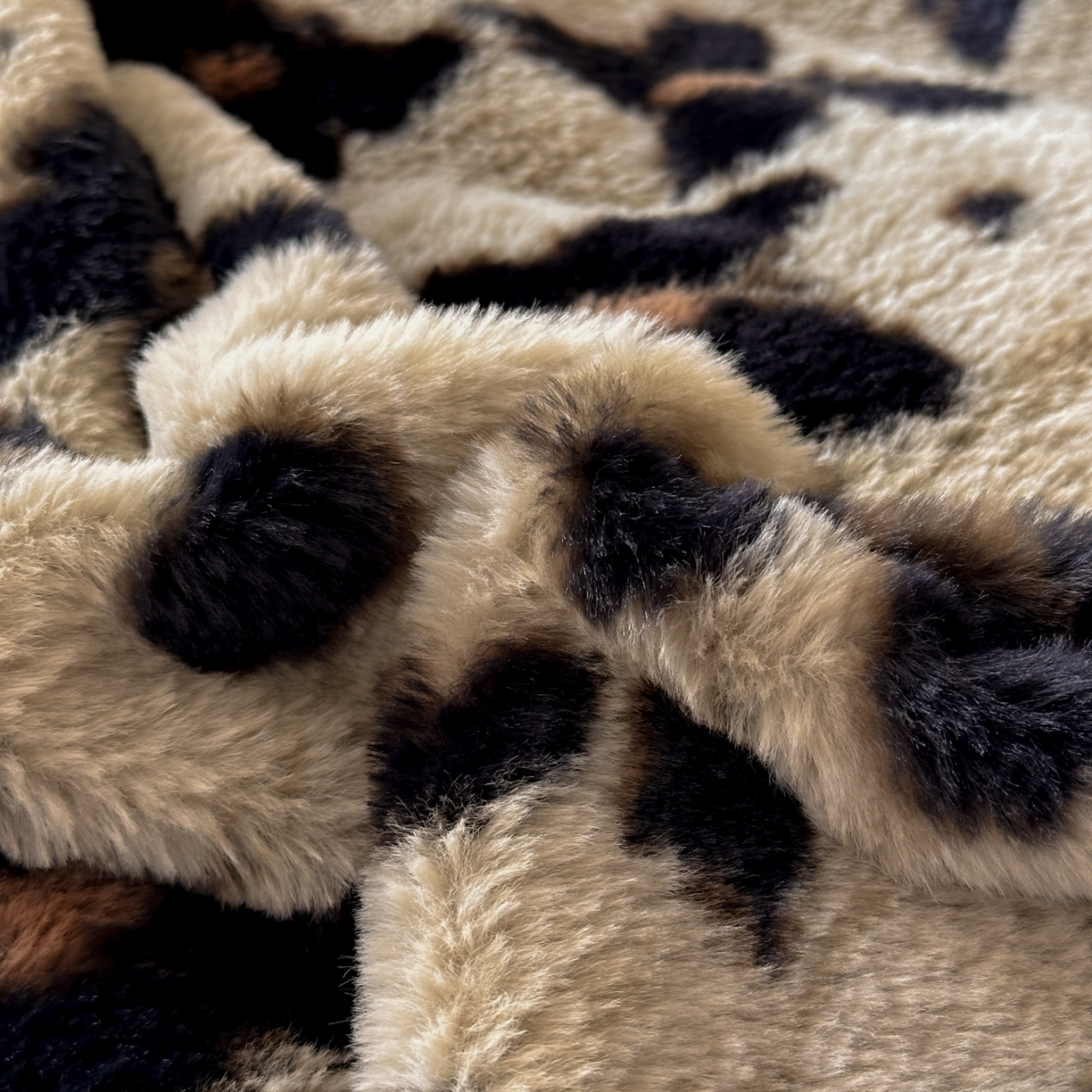 91家纺网 家纺一手货源 找家纺 金阳光家纺 2025新款美拉德高克重兔绒牛奶绒床盖款四件套 蝴蝶豹纹咖