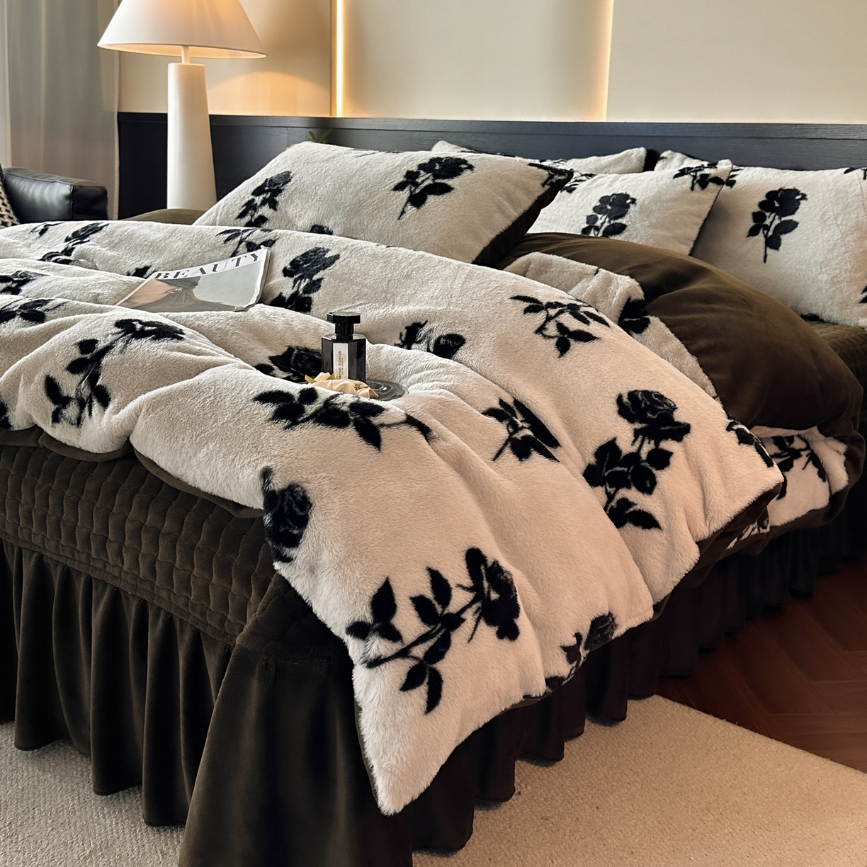 91家纺网 家纺一手货源 找家纺 金阳光家纺 2025新款美拉德高克重兔绒牛奶绒床盖款四件套 玫瑰白