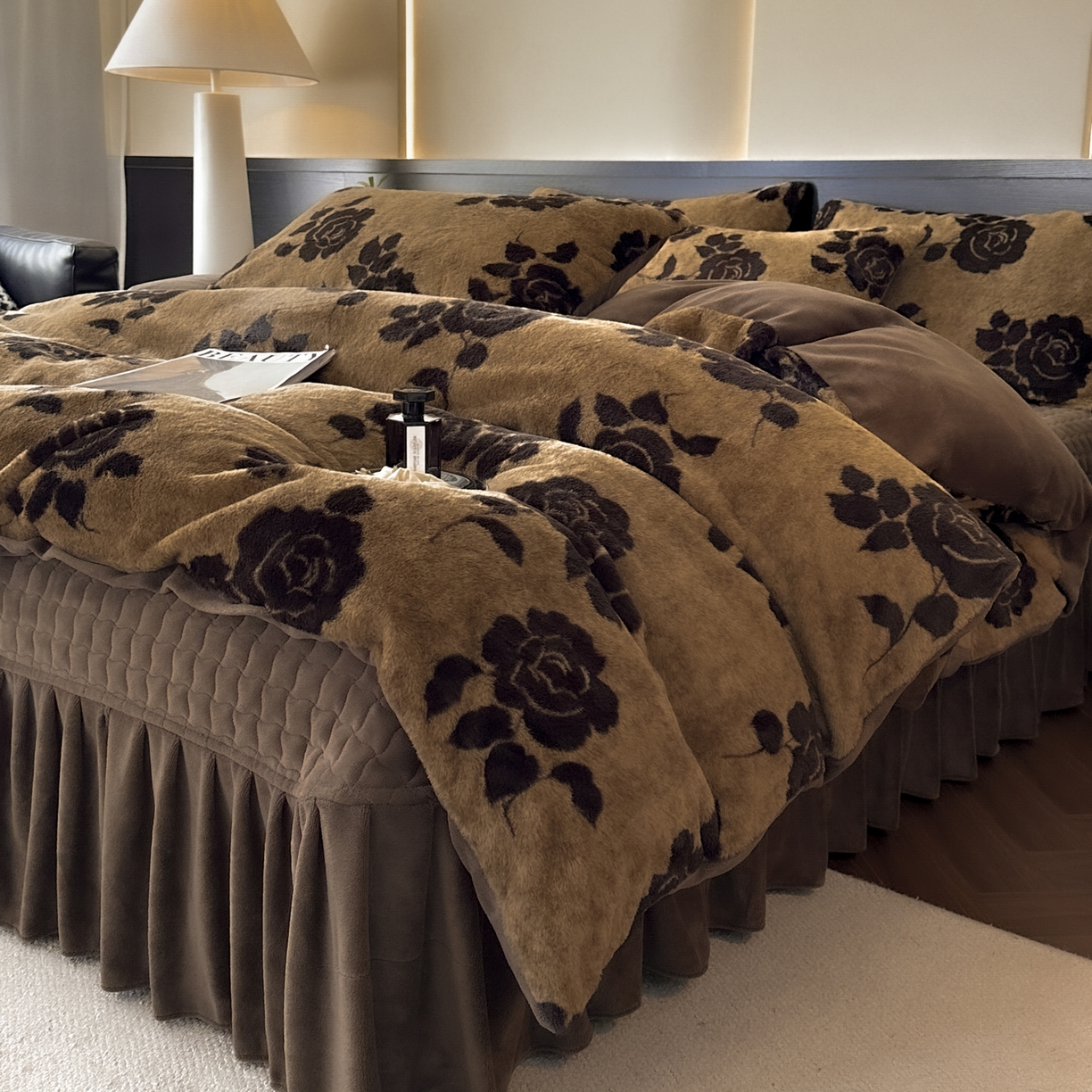 91家纺网 家纺一手货源 找家纺 金阳光家纺 2025新款美拉德高克重兔绒牛奶绒床盖款四件套 简爱