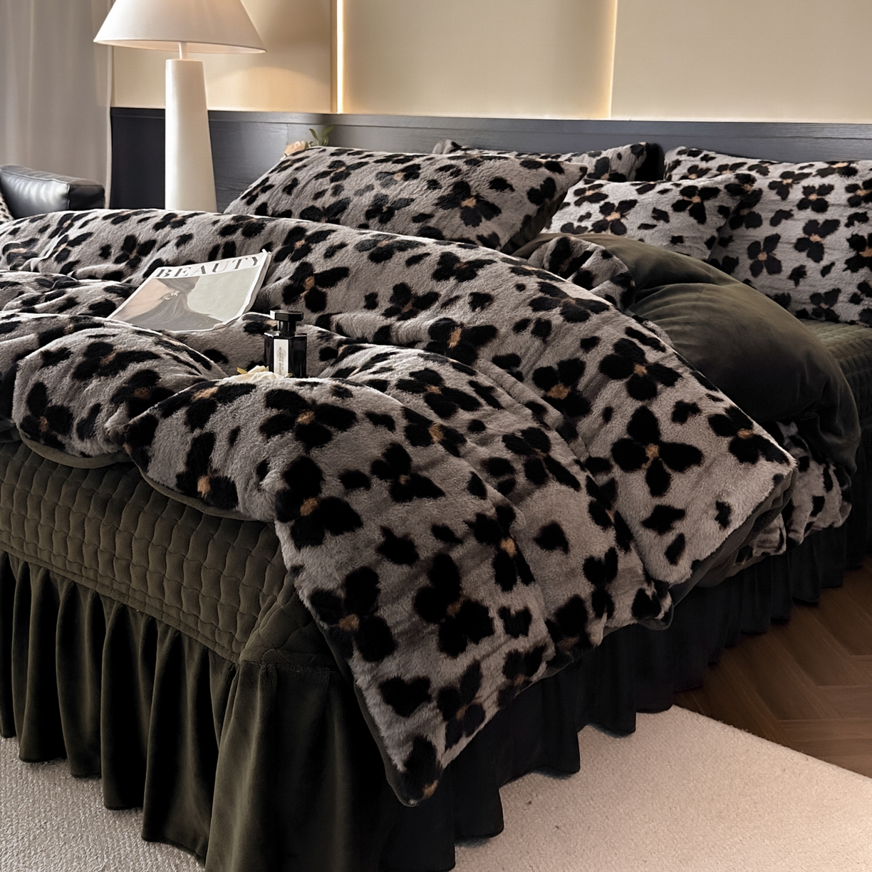 91家纺网 家纺一手货源 找家纺 金阳光家纺 2025新款美拉德高克重兔绒牛奶绒床盖款四件套 蝴蝶豹纹灰