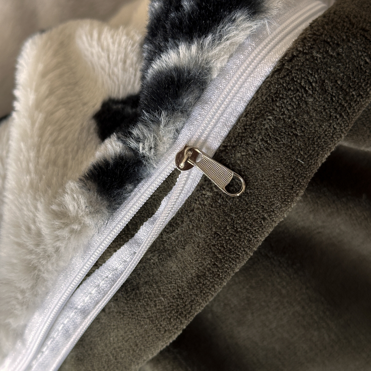 91家纺网 家纺一手货源 找家纺 金阳光家纺 2025新款美拉德高克重兔绒牛奶绒床盖款四件套 玫瑰白