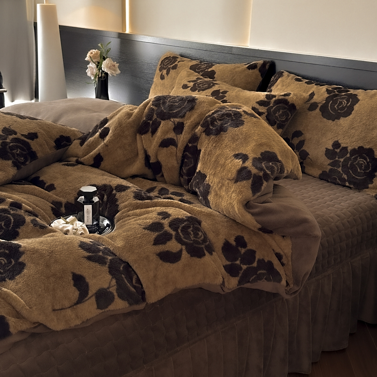 91家纺网 家纺一手货源 找家纺 金阳光家纺 2025新款美拉德高克重兔绒牛奶绒床盖款四件套 简爱