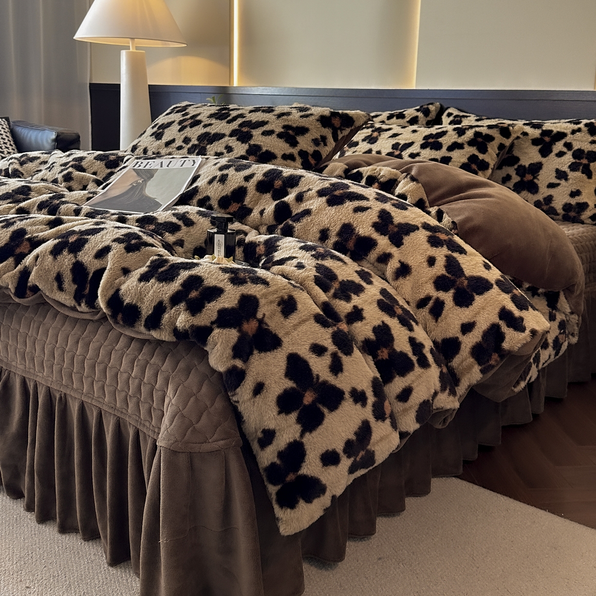 91家纺网 家纺一手货源 找家纺 金阳光家纺 2025新款美拉德高克重兔绒牛奶绒床盖款四件套 蝴蝶豹纹咖