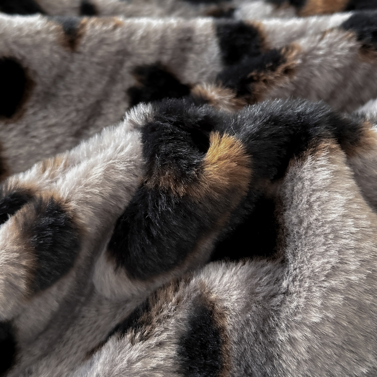 91家纺网 家纺一手货源 找家纺 金阳光家纺 2025新款美拉德高克重兔绒牛奶绒床盖款四件套 蝴蝶豹纹灰