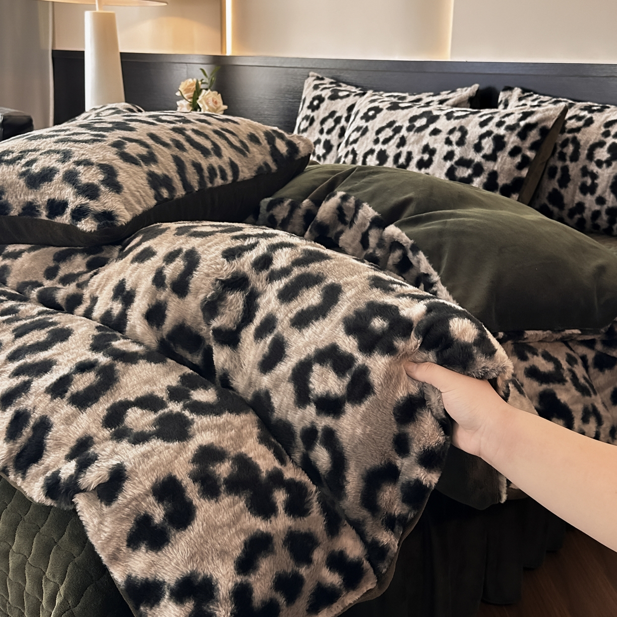91家纺网 家纺一手货源 找家纺 金阳光家纺 2025新款美拉德高克重兔绒牛奶绒床盖款四件套 豹纹