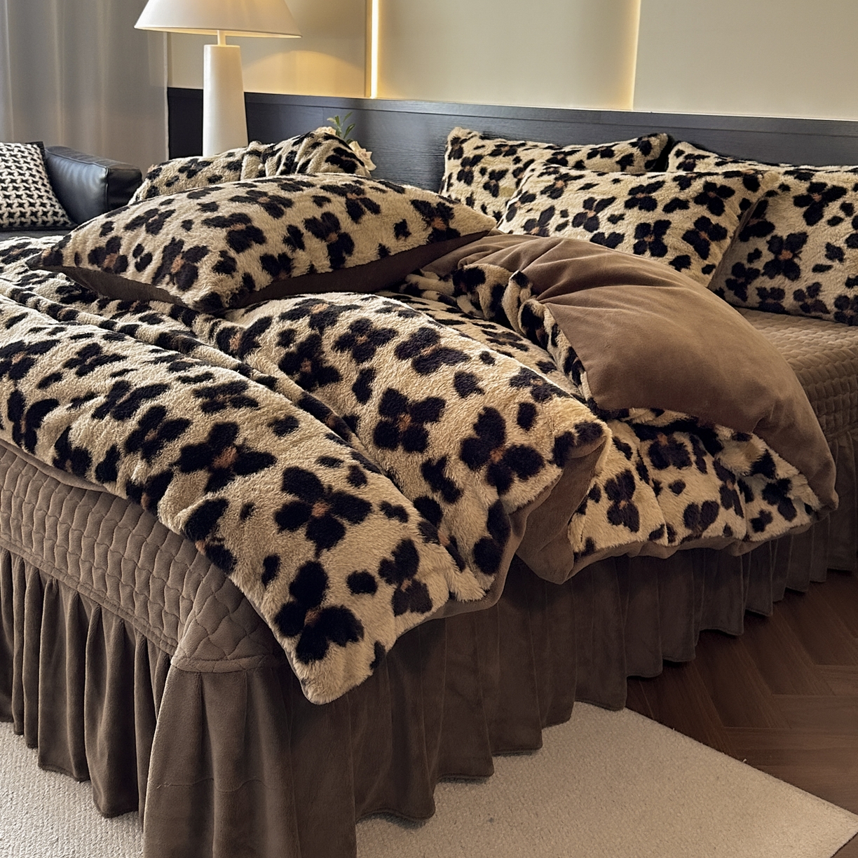 91家纺网 家纺一手货源 找家纺 金阳光家纺 2025新款美拉德高克重兔绒牛奶绒床盖款四件套 蝴蝶豹纹咖