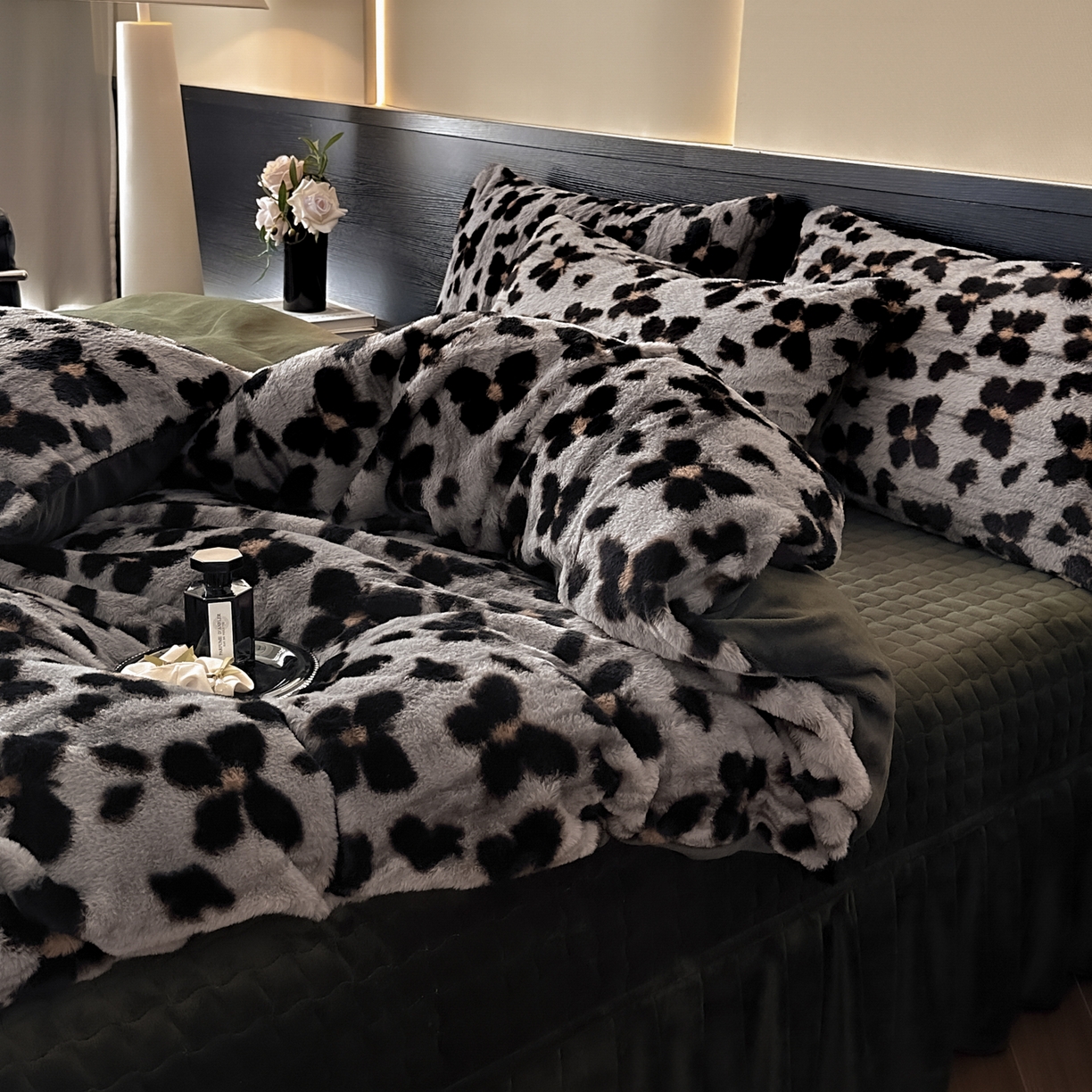 91家纺网 家纺一手货源 找家纺 金阳光家纺 2025新款美拉德高克重兔绒牛奶绒床盖款四件套 蝴蝶豹纹灰