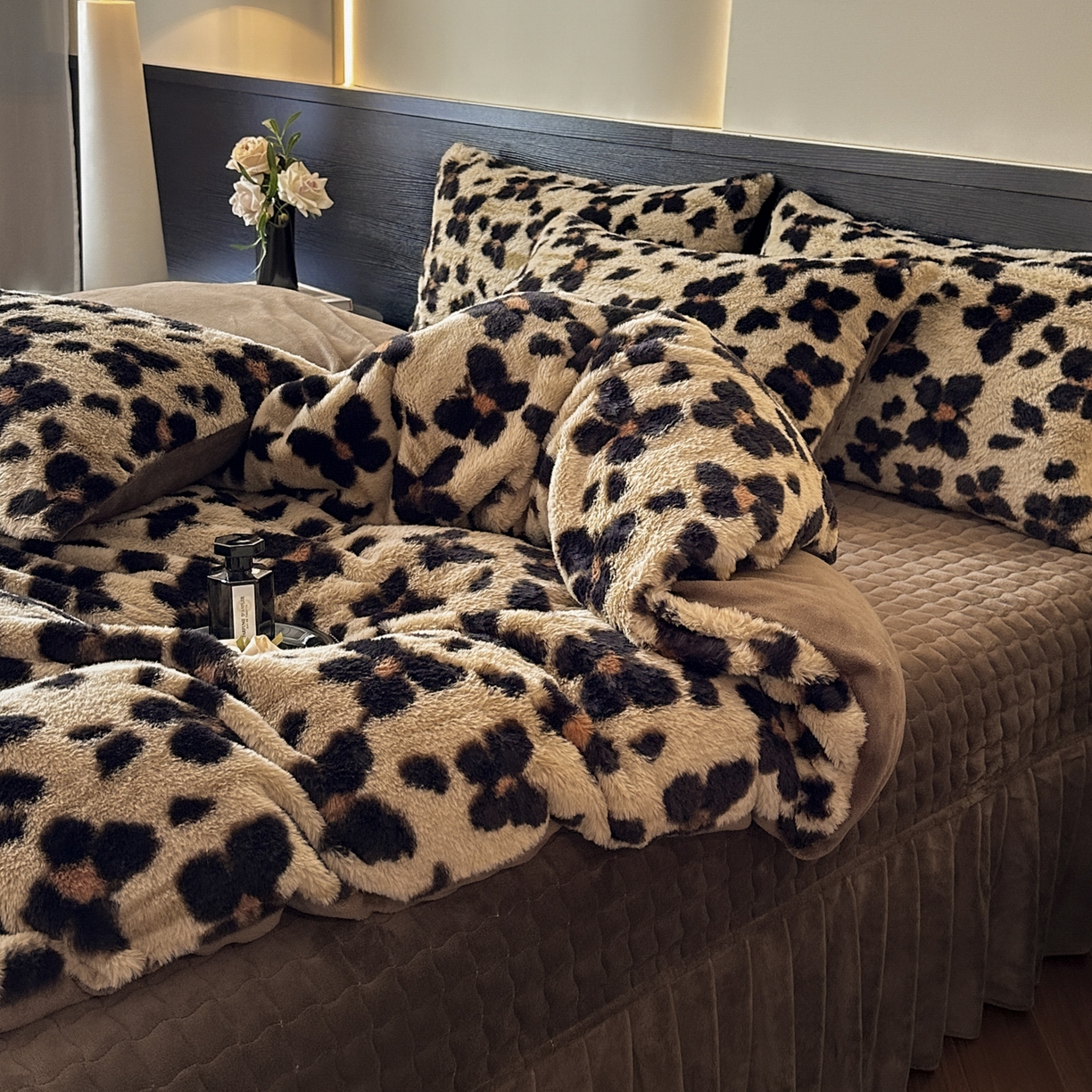 91家纺网 家纺一手货源 找家纺 金阳光家纺 2025新款美拉德高克重兔绒牛奶绒床盖款四件套 蝴蝶豹纹咖