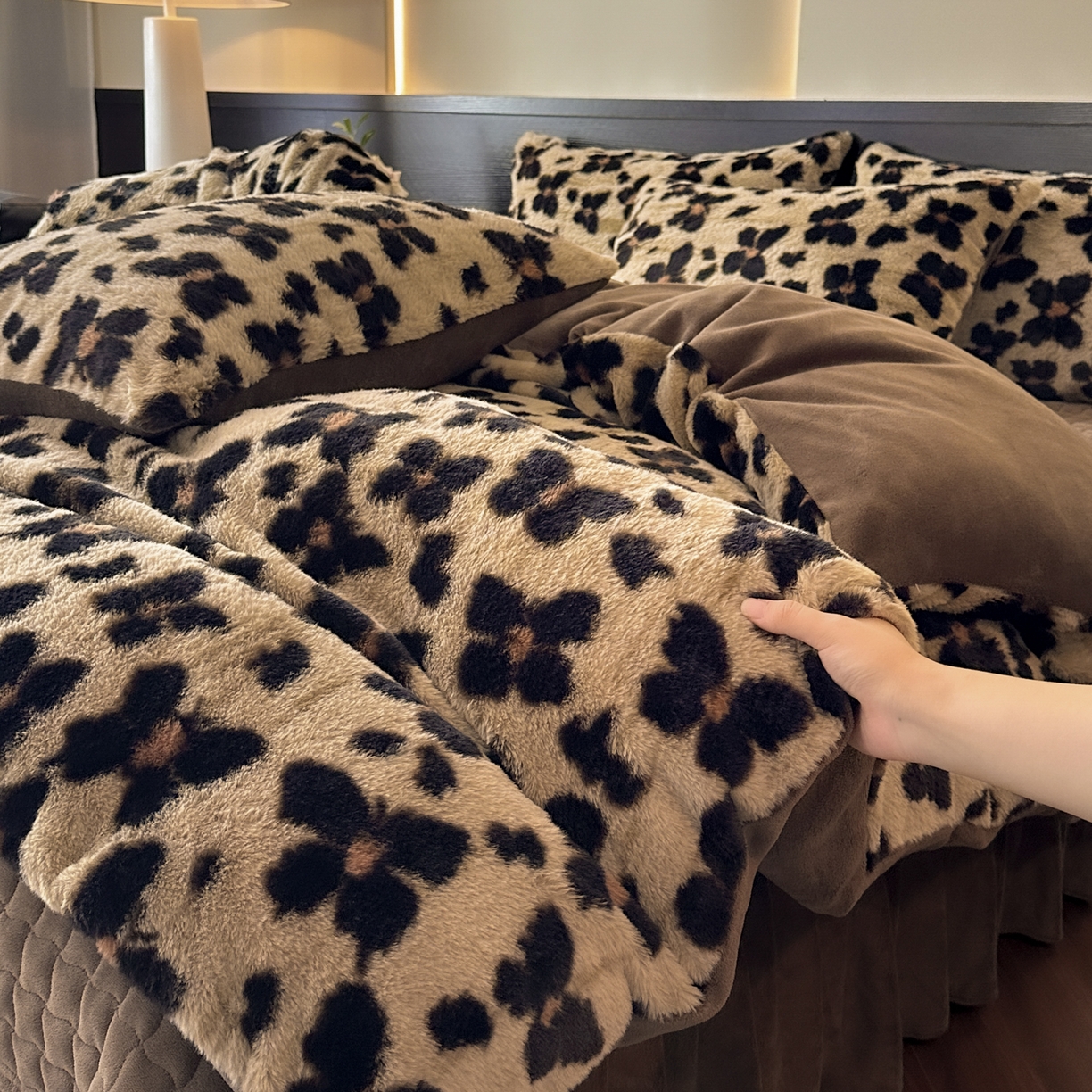 91家纺网 家纺一手货源 找家纺 金阳光家纺 2025新款美拉德高克重兔绒牛奶绒床盖款四件套 蝴蝶豹纹咖