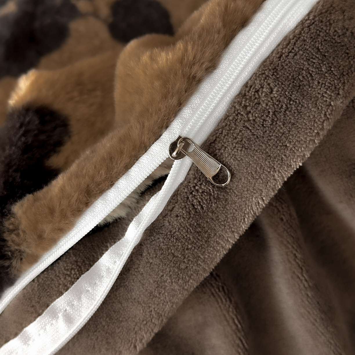 91家纺网 家纺一手货源 找家纺 金阳光家纺 2025新款美拉德高克重兔绒牛奶绒床盖款四件套 简爱