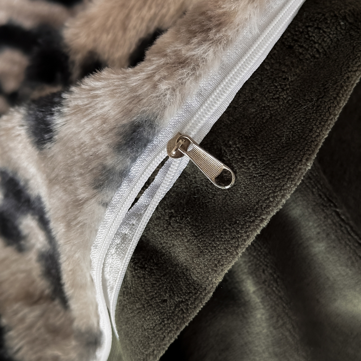 91家纺网 家纺一手货源 找家纺 金阳光家纺 2025新款美拉德高克重兔绒牛奶绒床盖款四件套 豹纹