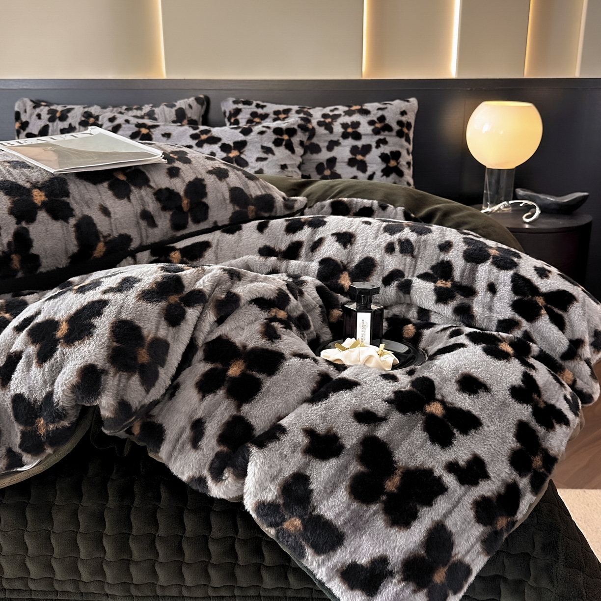 91家纺网 家纺一手货源 找家纺 金阳光家纺 2025新款美拉德高克重兔绒牛奶绒床盖款四件套 蝴蝶豹纹灰