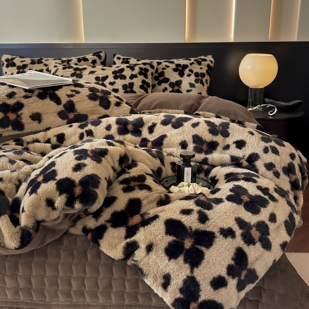 91家纺网 家纺一手货源 找家纺 金阳光家纺 2025新款美拉德高克重兔绒牛奶绒床盖款四件套 蝴蝶豹纹咖