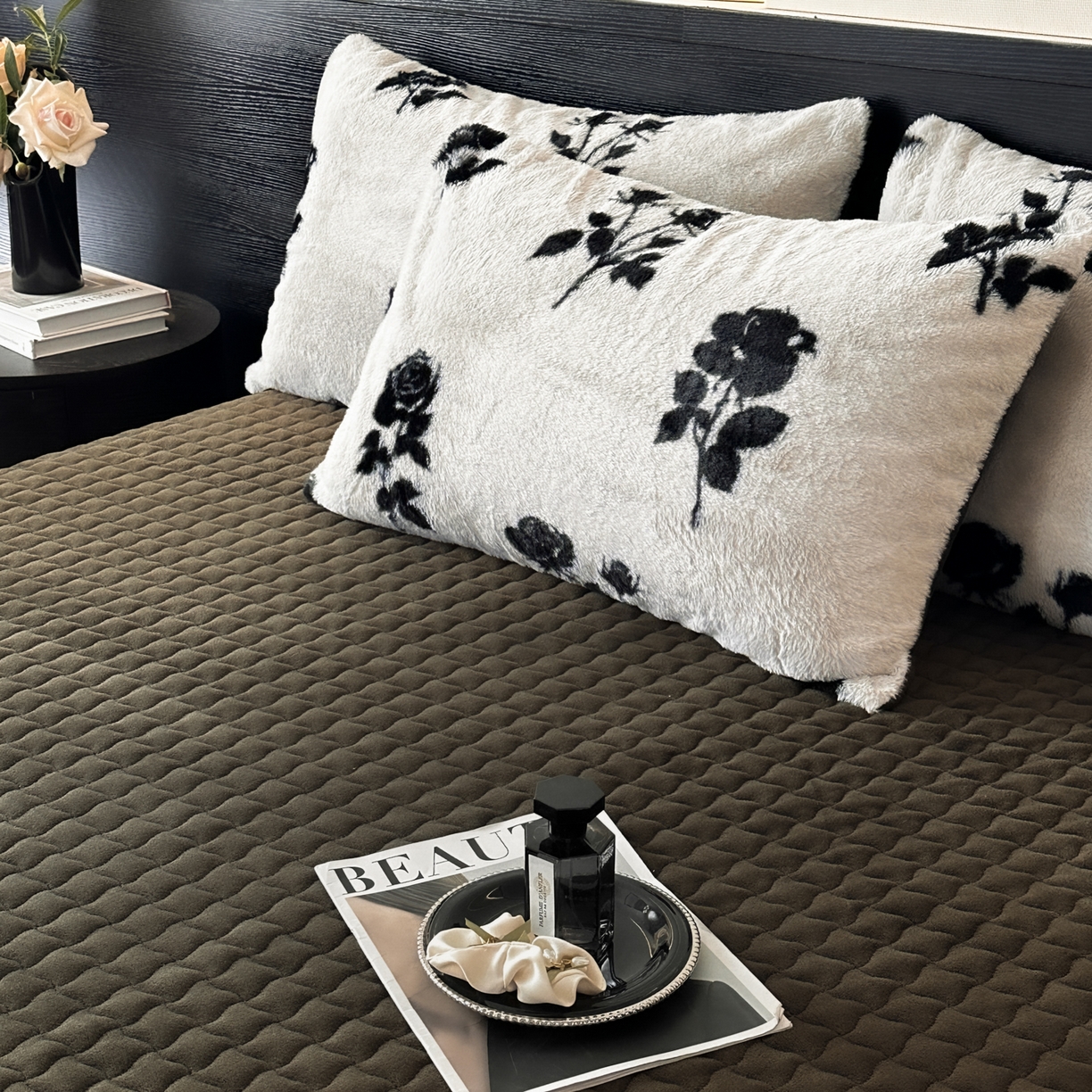 91家纺网 家纺一手货源 找家纺 金阳光家纺 2025新款美拉德高克重兔绒牛奶绒床盖款四件套 玫瑰白