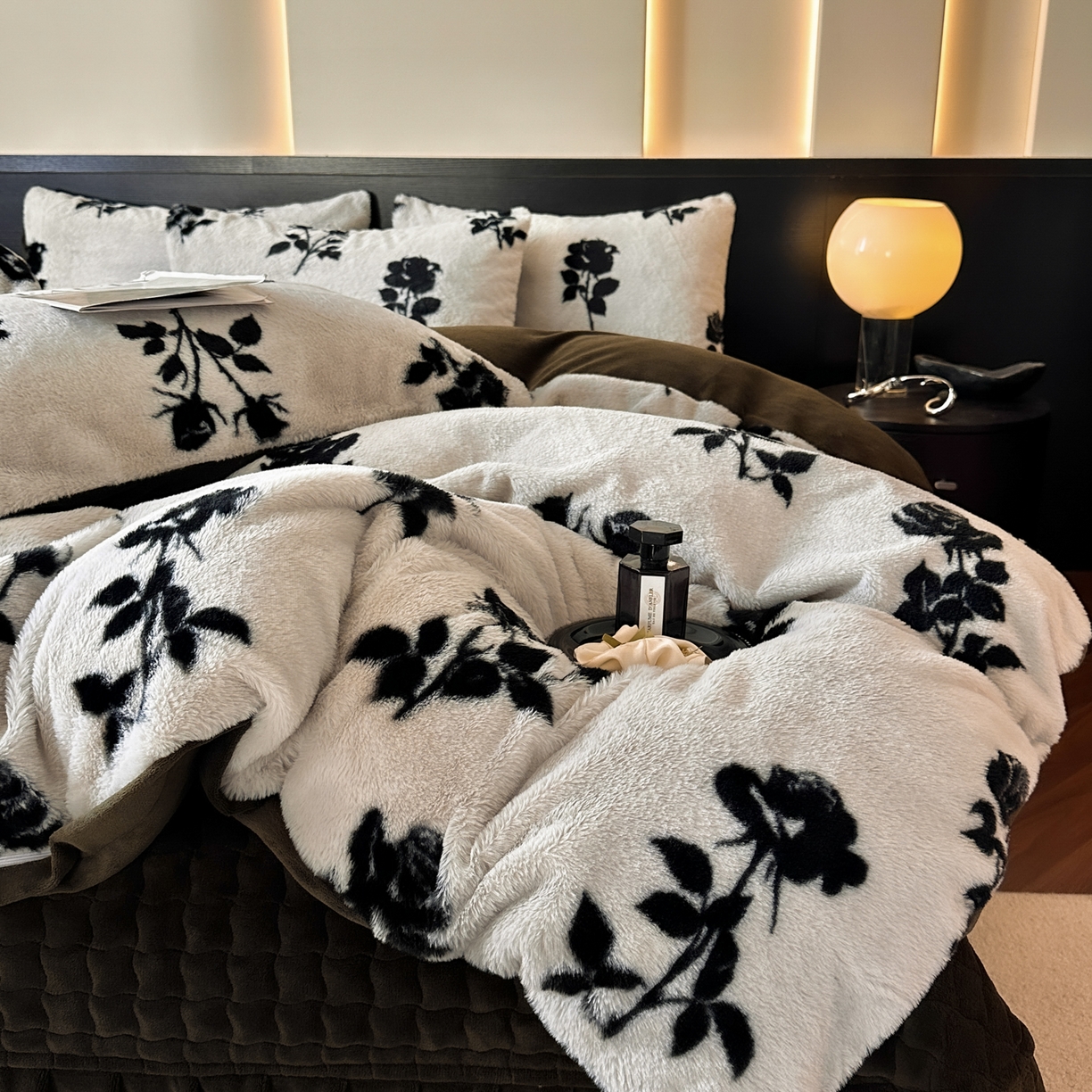 91家纺网 家纺一手货源 找家纺 金阳光家纺 2025新款美拉德高克重兔绒牛奶绒床盖款四件套 玫瑰白