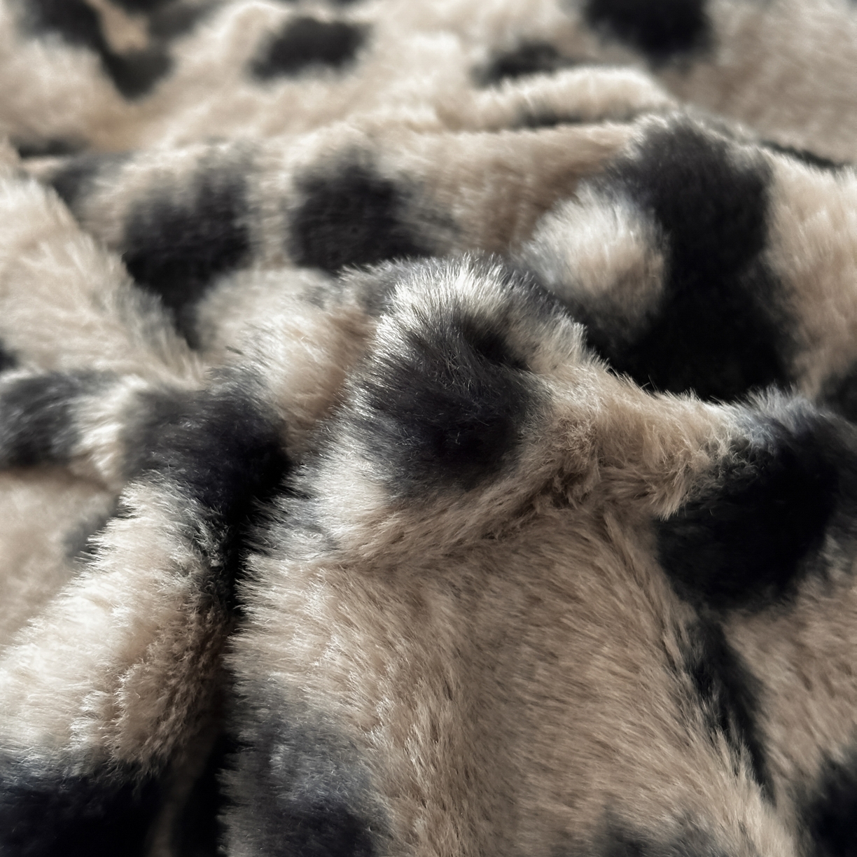 91家纺网 家纺一手货源 找家纺 金阳光家纺 2025新款美拉德高克重兔绒牛奶绒床盖款四件套 豹纹