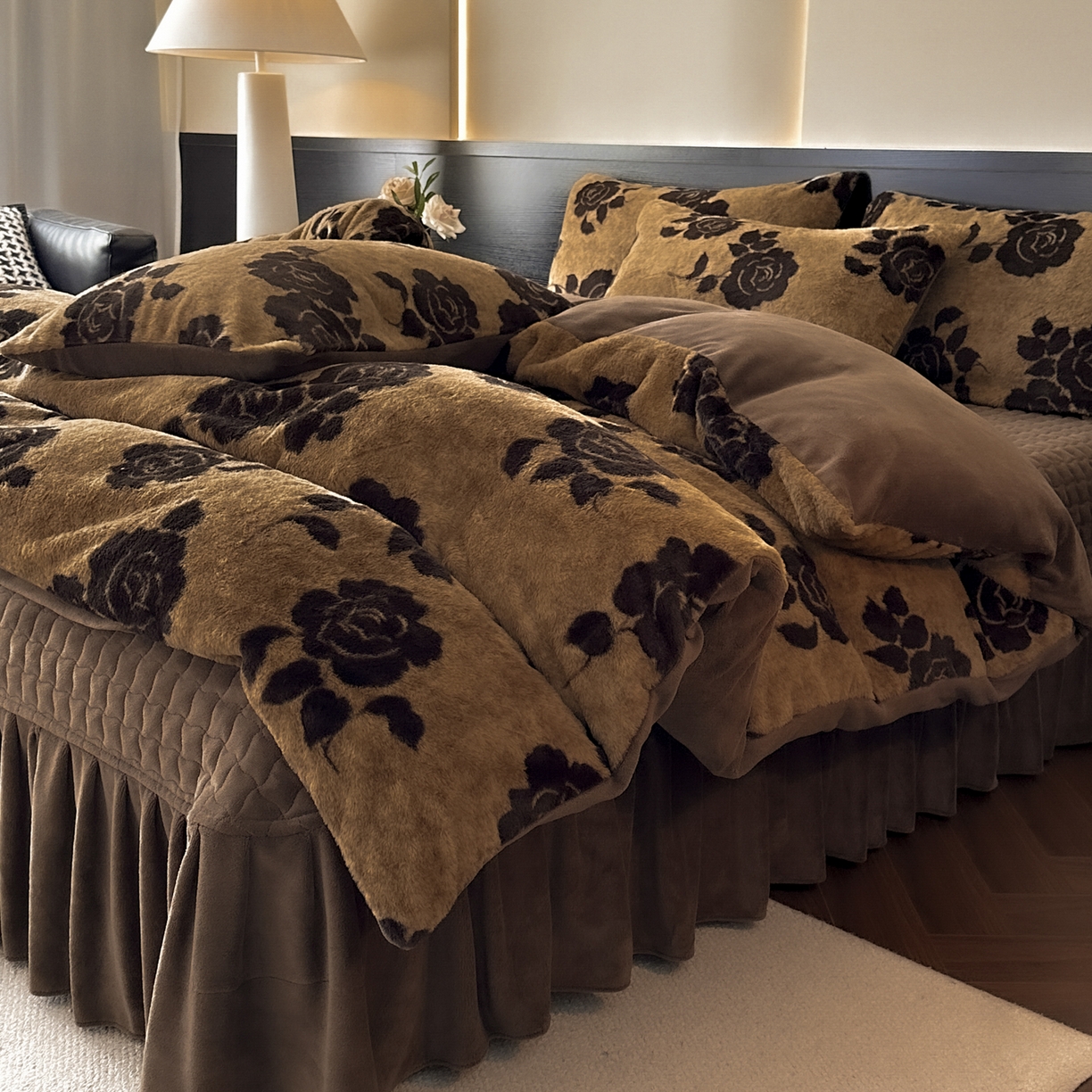 91家纺网 家纺一手货源 找家纺 金阳光家纺 2025新款美拉德高克重兔绒牛奶绒床盖款四件套 简爱