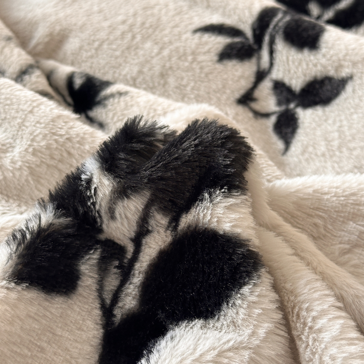 91家纺网 家纺一手货源 找家纺 金阳光家纺 2025新款美拉德高克重兔绒牛奶绒床盖款四件套 玫瑰白