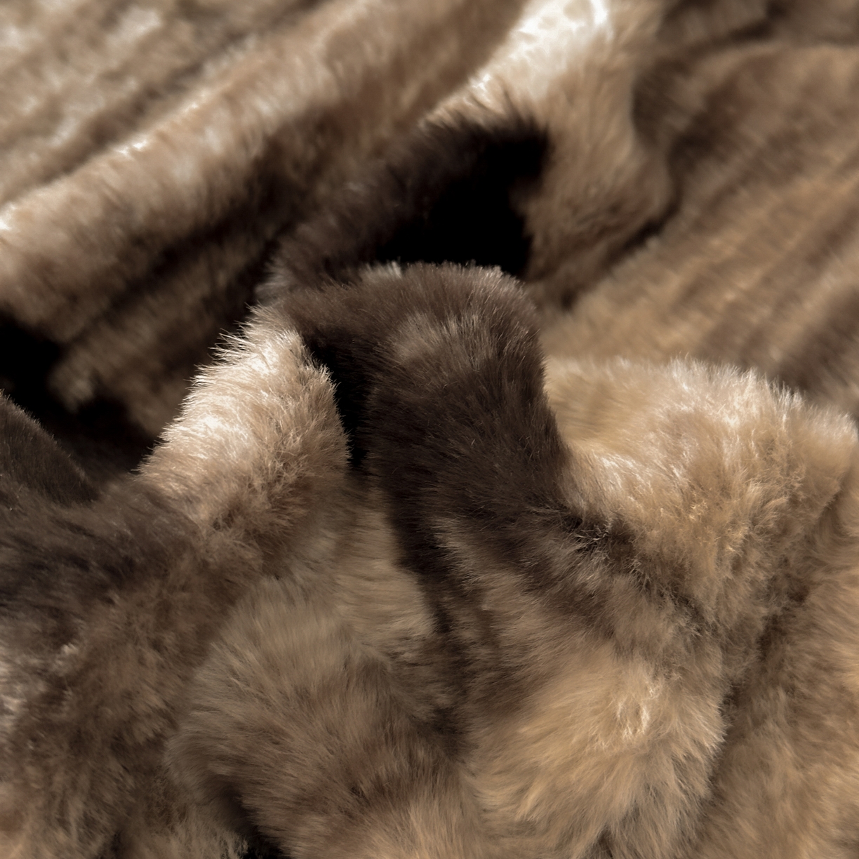 91家纺网 家纺一手货源 找家纺 金阳光家纺 2025新款美拉德高克重兔绒牛奶绒床盖款四件套 蝶舞卡其