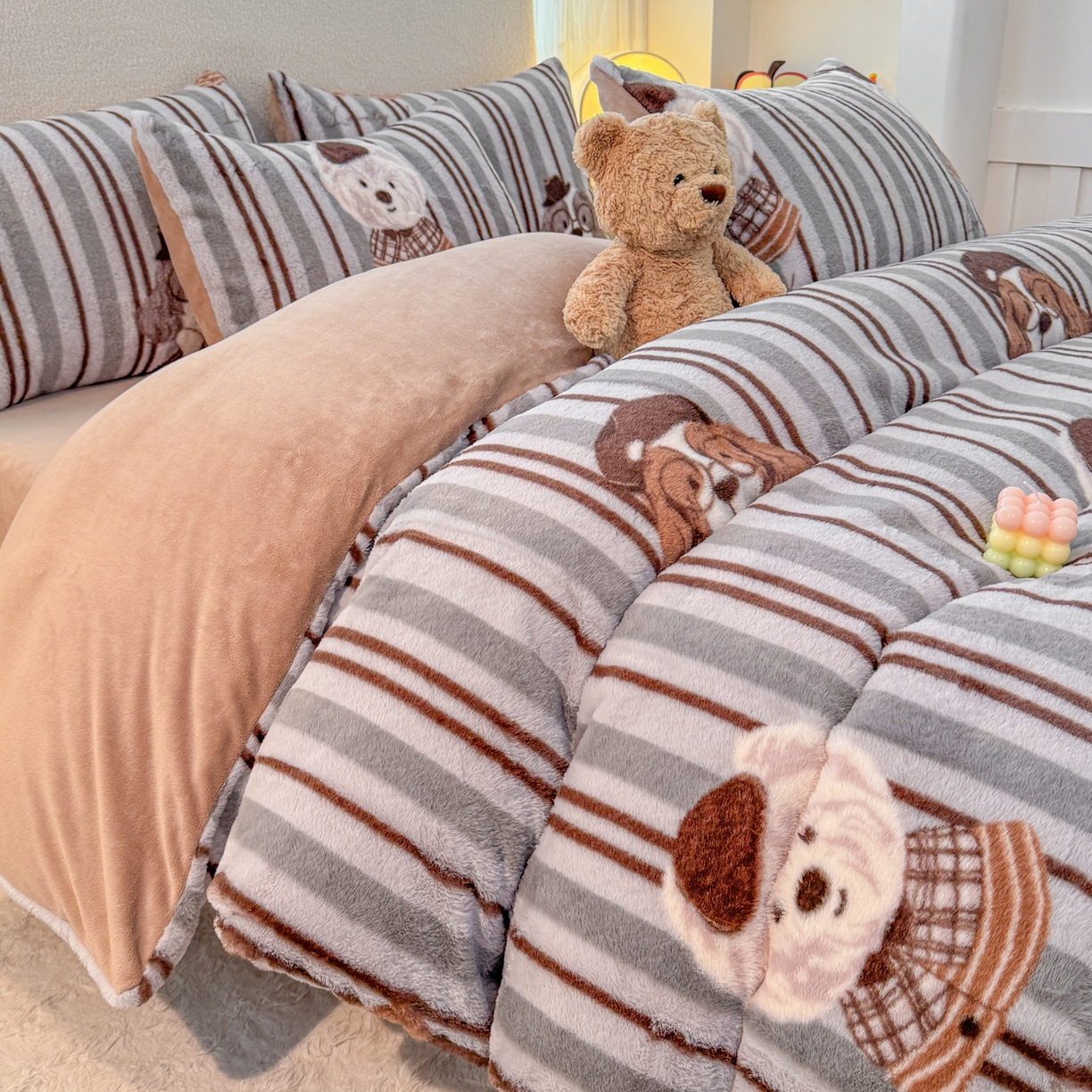 91家纺网 家纺一手货源 找家纺 KA家纺 2025新款冬高克重兔毛牛奶绒四件套 可爱熊