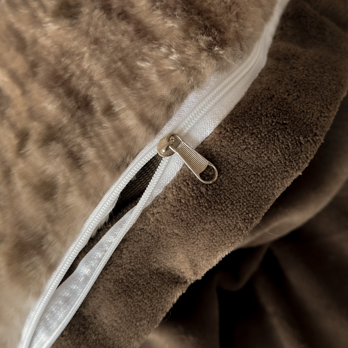 91家纺网 家纺一手货源 找家纺 金阳光家纺 2025新款美拉德高克重兔绒牛奶绒床盖款四件套 蝶舞卡其