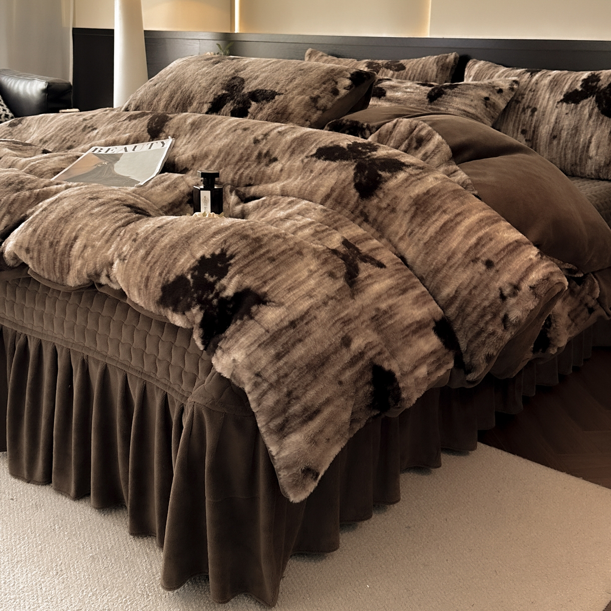 91家纺网 家纺一手货源 找家纺 金阳光家纺 2025新款美拉德高克重兔绒牛奶绒床盖款四件套 蝶舞卡其