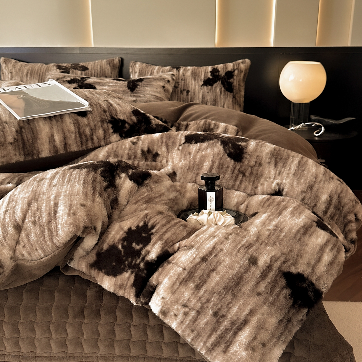 91家纺网 家纺一手货源 找家纺 金阳光家纺 2025新款美拉德高克重兔绒牛奶绒床盖款四件套 蝶舞卡其