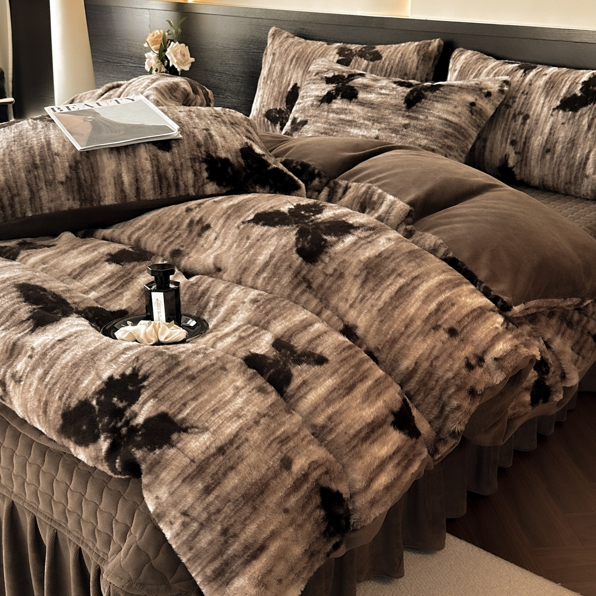 91家纺网 家纺一手货源 找家纺 金阳光家纺 2025新款美拉德高克重兔绒牛奶绒床盖款四件套 蝶舞卡其