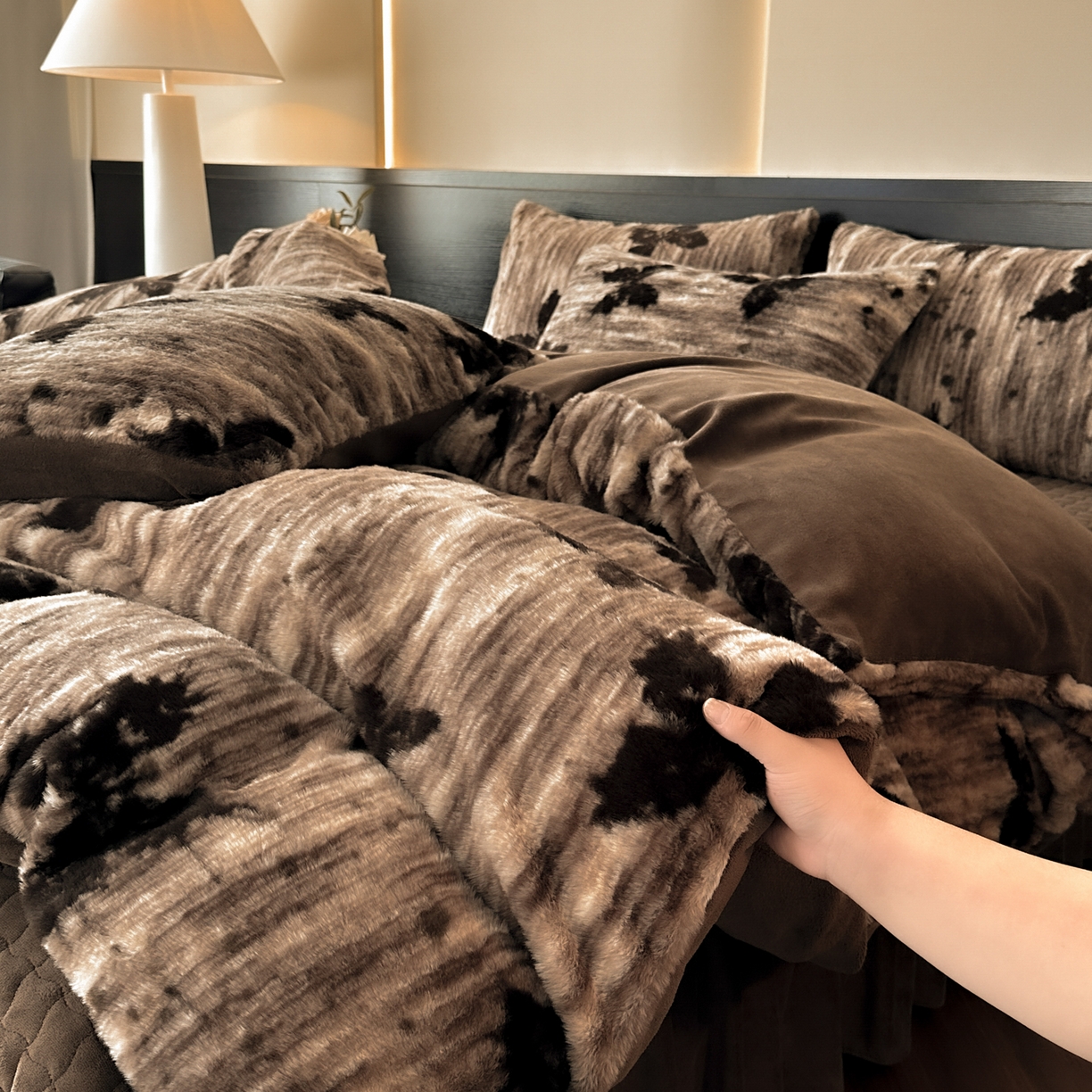 91家纺网 家纺一手货源 找家纺 金阳光家纺 2025新款美拉德高克重兔绒牛奶绒床盖款四件套 蝶舞卡其