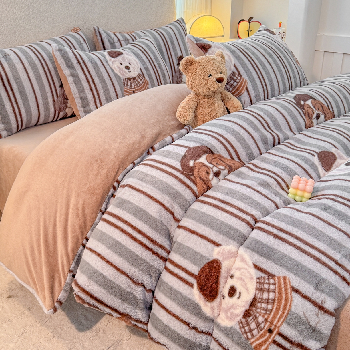 91家纺网 家纺一手货源 找家纺 KA家纺 2025新款冬高克重兔毛牛奶绒四件套 可爱熊