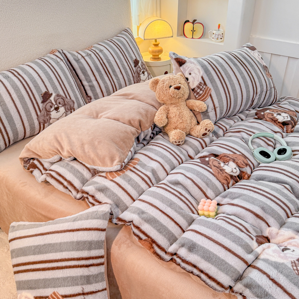 91家纺网 家纺一手货源 找家纺 KA家纺 2025新款冬高克重兔毛牛奶绒四件套 可爱熊