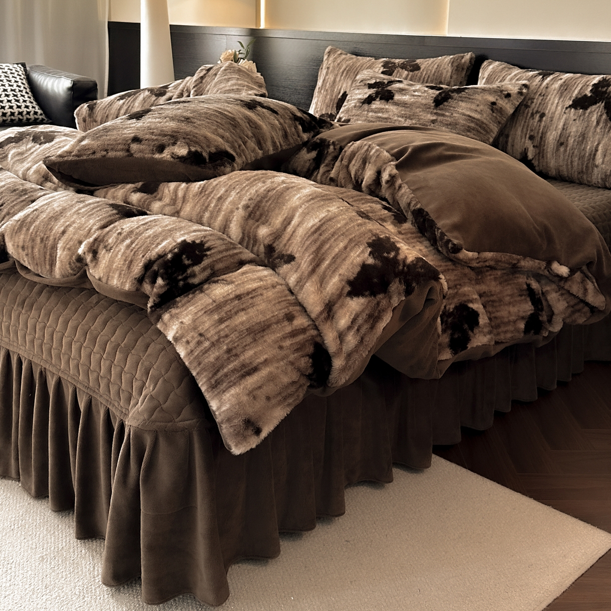 91家纺网 家纺一手货源 找家纺 金阳光家纺 2025新款美拉德高克重兔绒牛奶绒床盖款四件套 蝶舞卡其