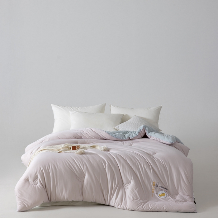 91家纺网 家纺一手货源 找家纺 丽卡家纺 2025年秋冬新品有机云柔大豆被被子被芯（常规生产款为春秋被和冬被，常规尺寸为200*230，其他特殊尺寸/加厚款接受下单定制） 有机云柔豆春秋被-粉色